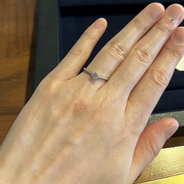 【BIJOUPIKO(ビジュピコ)の口コミ】 中央のダイヤの輝きもVラインに沿った繊細なダイヤもすごく綺麗です。指が…