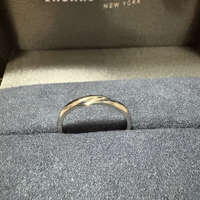 【ラザール ダイヤモンド(LAZARE DIAMOND)の口コミ】 ウェーブが中央に入っています。
ダイヤはありませんが、ウェーブがプラチ…