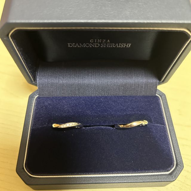 【銀座ダイヤモンドシライシの口コミ】 正面から見ると少し捻れたリングですが、リングを回せばストレートにもな…