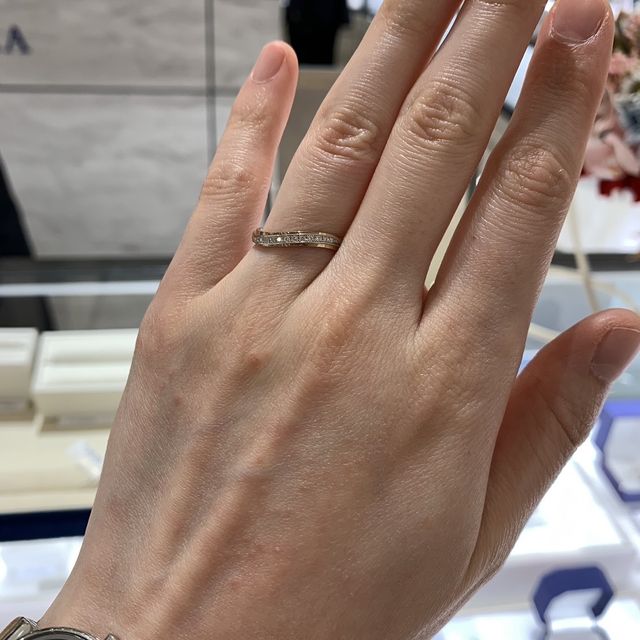 【ヴァンドーム青山(VENDOME AOYAMA)の口コミ】 人と被らない、ウェーブタイプの結婚指輪だと思います。
プラチナ部分には…