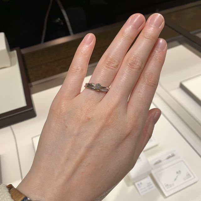 【俄(にわか)の口コミ】 ウェーブで派手すぎないけれども、ダイヤが散りばめられている結婚指輪と…
