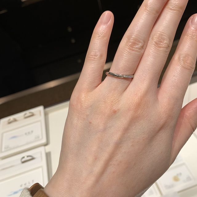 【俄(にわか)の口コミ】 ウェーブで派手すぎないけれども、ダイヤが散りばめられている結婚指輪と…