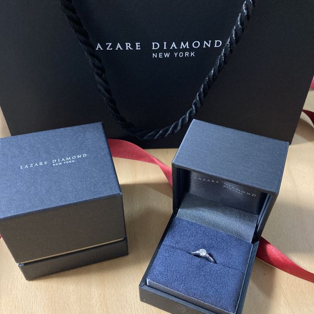 【ラザール ダイヤモンド(LAZARE DIAMOND)の口コミ】 センターダイヤモンドの両側に小さめのメレダイヤが1石ずつついたシンプル…