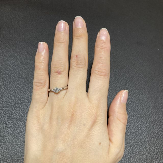 【ラザール ダイヤモンド(LAZARE DIAMOND)の口コミ】 センターダイヤモンドの両側に小さめのメレダイヤが1石ずつついたシンプル…