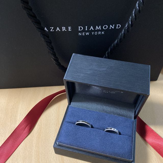 【ラザール ダイヤモンド(LAZARE DIAMOND)の口コミ】 ミル打ちがとても細かく施されていて、女性用のみダイヤが一石ついていて…