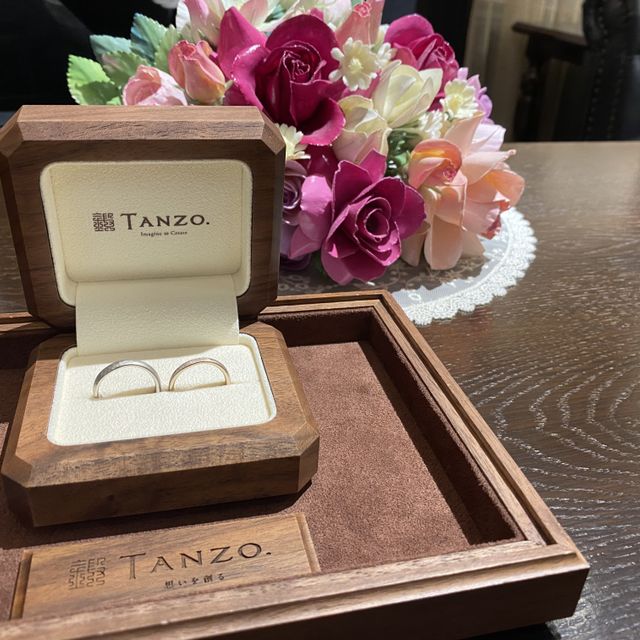 【TANZO.(鍛造指輪)の口コミ】 2人とも指が太くて短いのが悩みなので、真っ直ぐのリングではなく緩やかに…
