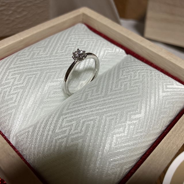 【TOMOE(トモエ)の口コミ】 ソリティアのシンプルなフレームに桜の形をしたダイヤモンドが輝いている…