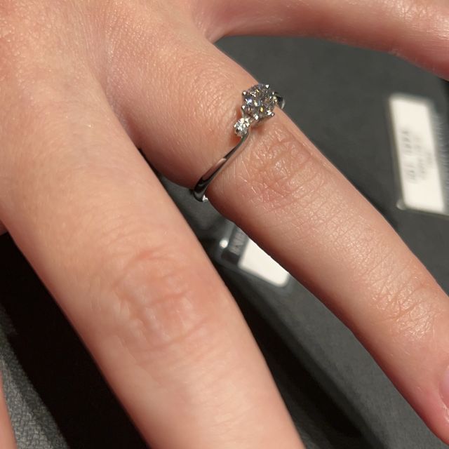 【エクセルコダイヤモンド(EXELCO DIAMOND)の口コミ】 センターのダイヤの脇にもダイヤがあることで、ダイヤのサイズによらずゴ…