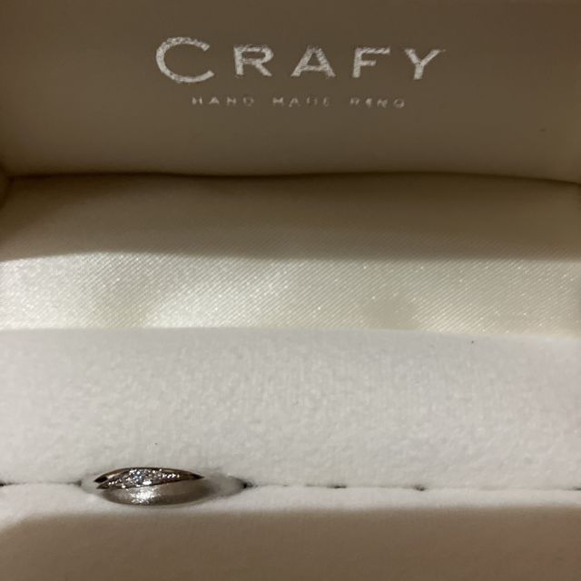 【CRAFY(クラフィ)の口コミ】 店舗内の工房で型となる蝋をやすりがけして、形作りました。石の配置から…
