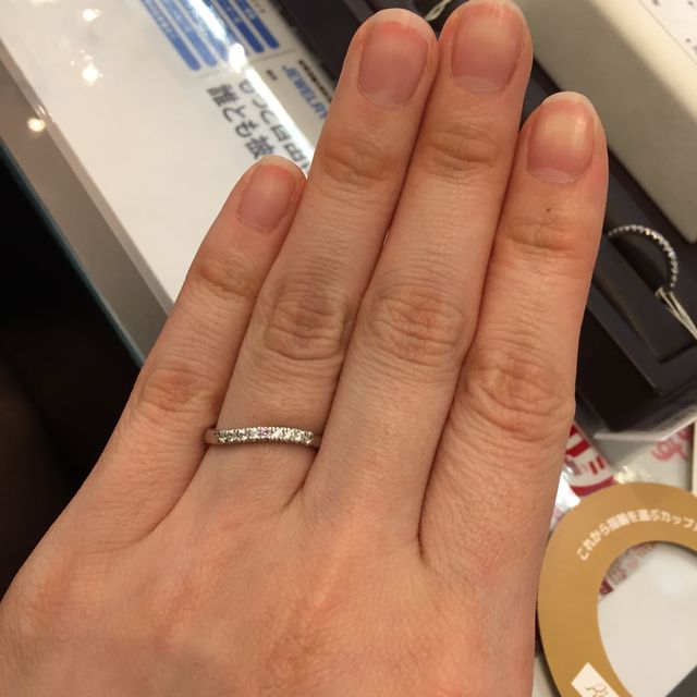 【JEWELRY  KAMATA(ジュエリーかまた)の口コミ】 緩やかなS字カーブなので、女性らしさがあります。また、指の太さが気にな…