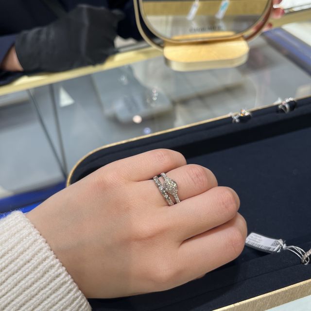 【ショーメ(CHAUMET)の口コミ】 色々なブランドを見ましたが、オーソドックスなデザインにはあまり惹かれ…