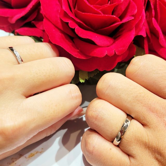 【ラザール ダイヤモンド(LAZARE DIAMOND)の口コミ】 細すぎず、しっかりとした存在感のあるデザインにしました。
ストレートの…