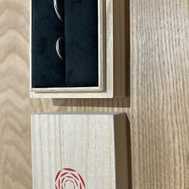 【出雲結(いずもゆい)の口コミ】 シンプルですが、表面加工していただいたのでダイヤも合わさってとても綺…