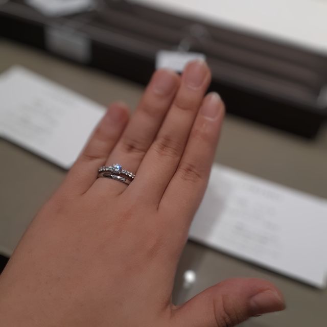 【アイプリモ(I-PRIMO)の口コミ】 ダイヤモンドが少しついているためゴージャスに見えます。
指輪を少し回す…