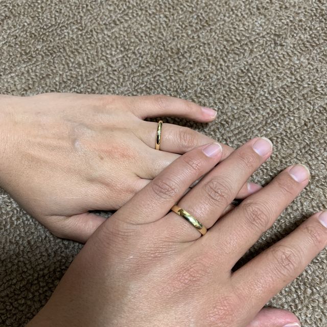 【PORTADA(ポルターダ)の口コミ】 結婚指輪なので、シンプルなデザインを選択しました。
また、お互いの誕生…