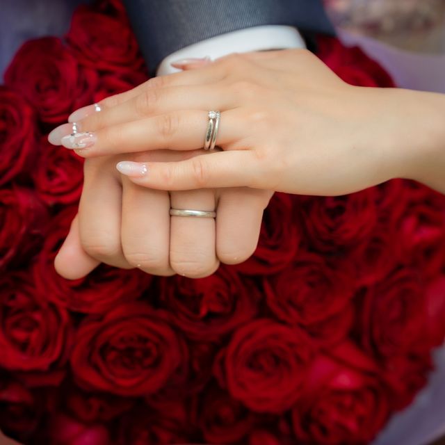 【ティファニー(Tiffany & Co.)の口コミ】 婚約指輪には大きなダイヤモンドがついていてキラキラと豪華です。
結婚指…