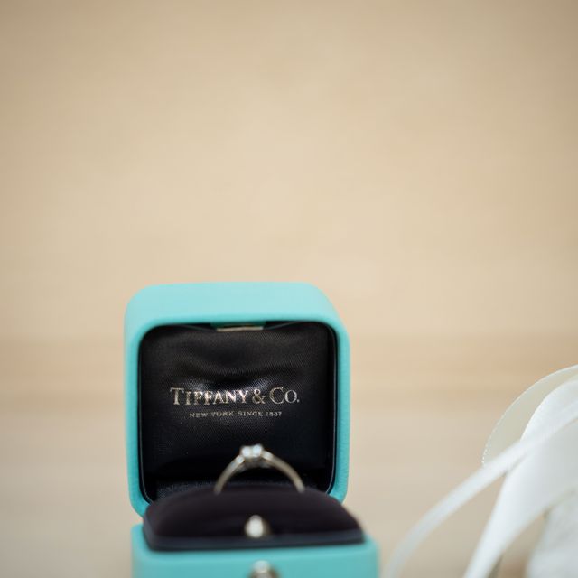 【ティファニー(Tiffany & Co.)の口コミ】 婚約指輪には大きなダイヤモンドがついていてキラキラと豪華です。
結婚指…