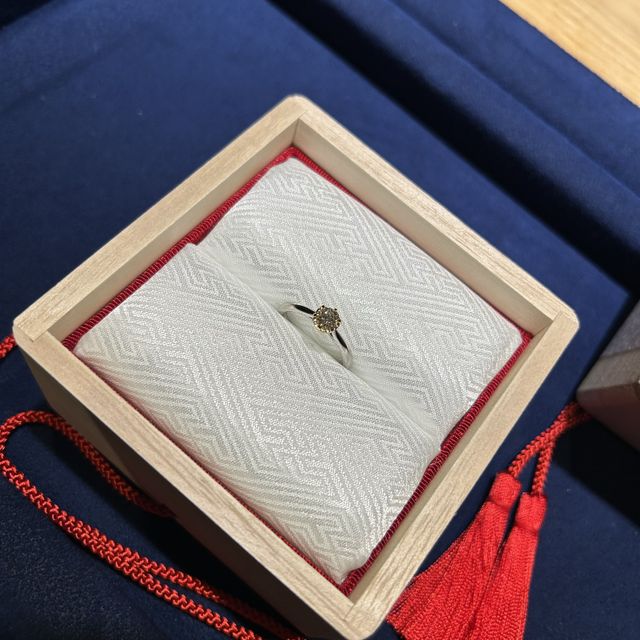 【TOMOE(トモエ)の口コミ】 他にはない指輪のデザインでとても気に入りました。
ゴールドが入ってるの…