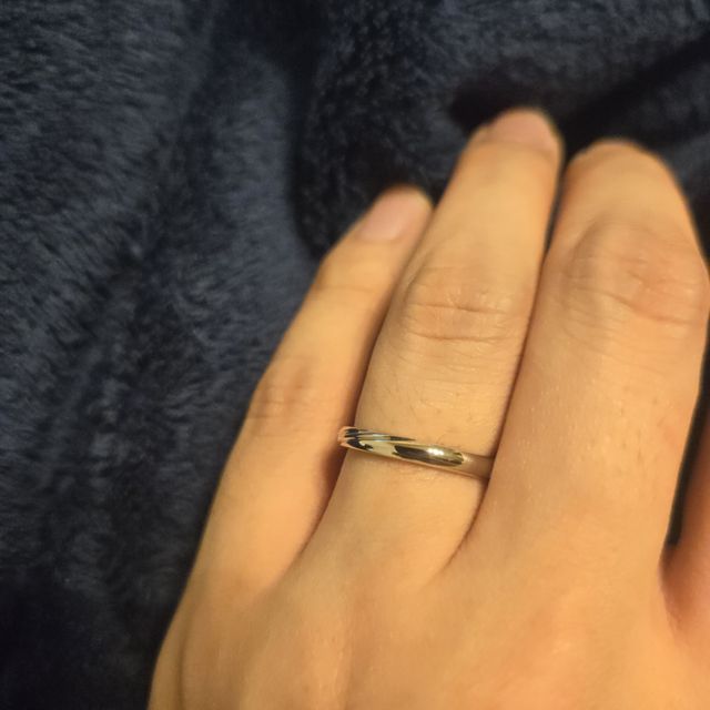 【ラザール ダイヤモンド(LAZARE DIAMOND)の口コミ】 細めの指輪で、女性用にはダイヤがついてます。地味すぎず華やかすぎず、…