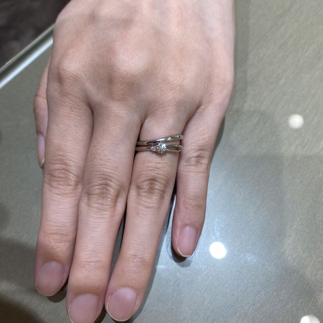 【アイプリモ(I-PRIMO)の口コミ】 メインダイヤの傍に一粒ダイヤが添えてあり、リングのデザインは横から見…