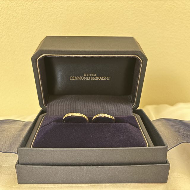 【銀座ダイヤモンドシライシの口コミ】 指輪のデザインはかわいくて、二人のお気に入りの指輪です。男性の指輪は…