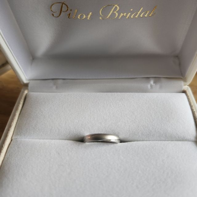 【PILOT BRIDAL(パイロットブライダル)の口コミ】 デザインと強度で選びました。ダイヤは内側に入れました。（内側に入れる…