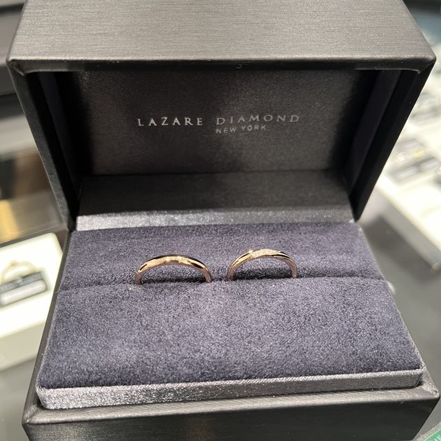 【ラザール ダイヤモンド(LAZARE DIAMOND)の口コミ】 指輪はデザインを重視し、シンプルかつエレガントなゴールドを選びました…