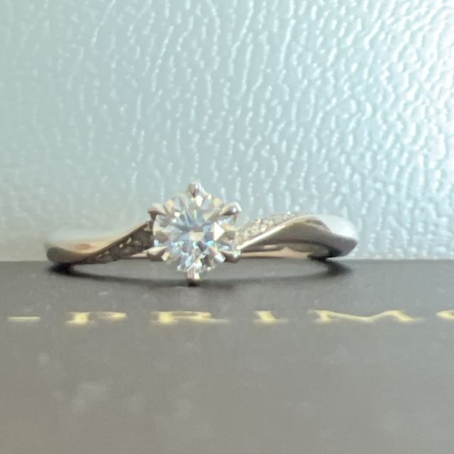 【アイプリモ(I-PRIMO)の口コミ】 中央に一石と左右にウェーブを描きながら付いている石が特徴的です。結婚…