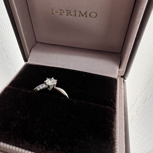 【アイプリモ(I-PRIMO)の口コミ】 中央に一石と左右にウェーブを描きながら付いている石が特徴的です。結婚…