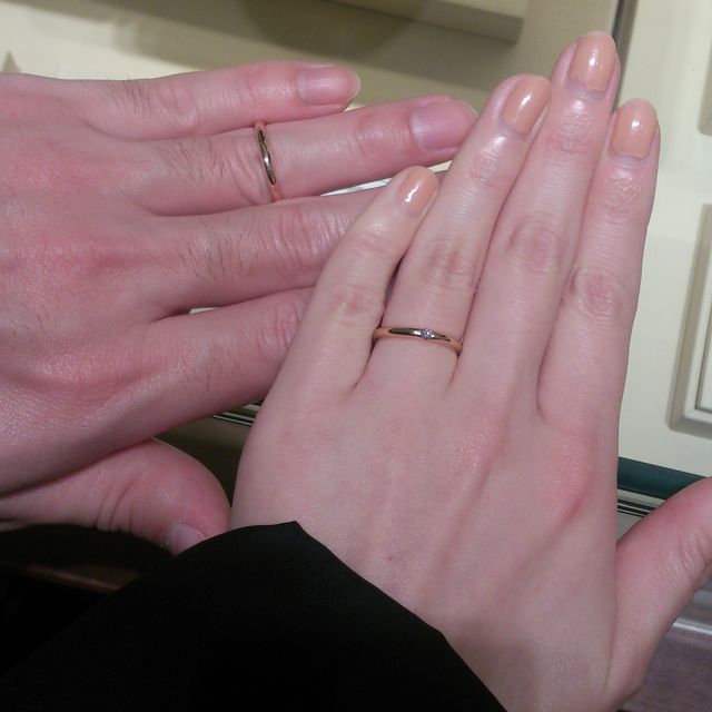 【ギンザタナカブライダル(GINZA TANAKA BRIDAL)の口コミ】 華奢なゴールドの結婚指輪です。レディースの方には一粒のダイヤモンドが…