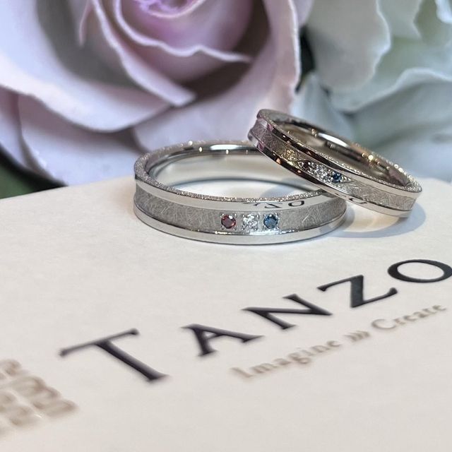 【TANZO.(鍛造指輪)の口コミ】 デザインが自分達で希望が伝えられる点と強度で選びました。ダイヤは外側…
