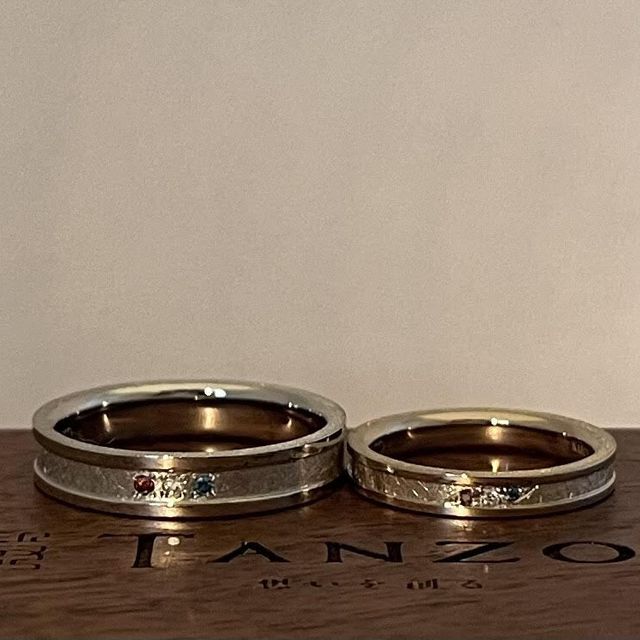 【TANZO.(鍛造指輪)の口コミ】 デザインが自分達で希望が伝えられる点と強度で選びました。ダイヤは外側…