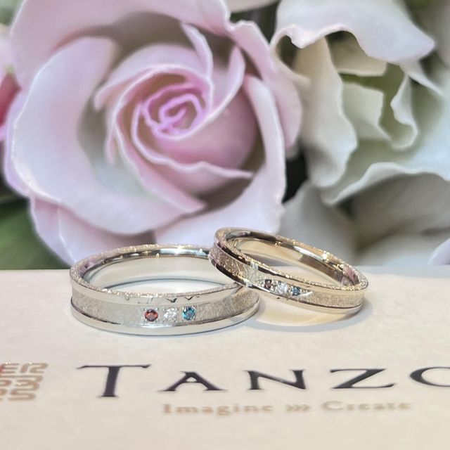 【TANZO.(鍛造指輪)の口コミ】 デザインが自分達で希望が伝えられる点と強度で選びました。ダイヤは外側…