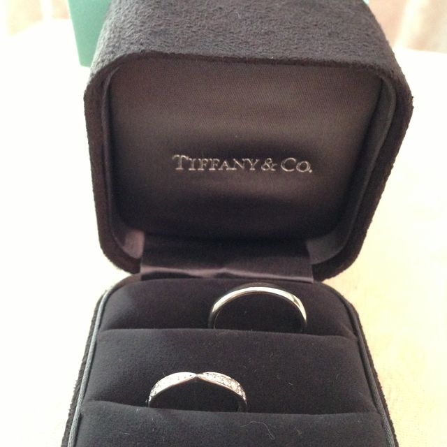 【ティファニー(Tiffany & Co.)の口コミ】 婚約指輪と重ね付けする事を前提に、二つが綺麗に重なるデザインを探して…
