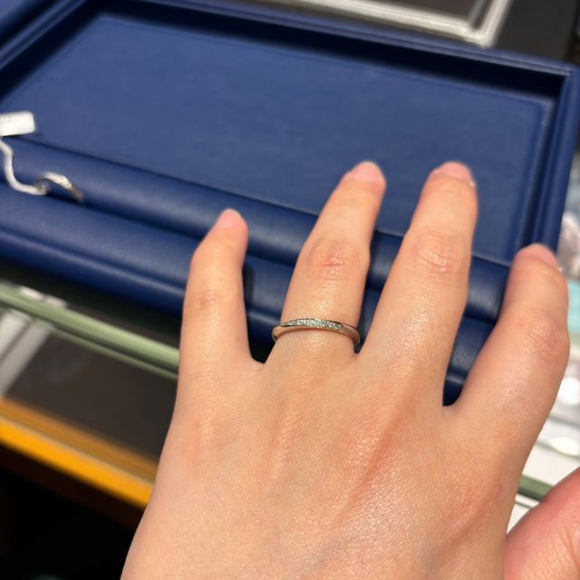 【銀座ダイヤモンドシライシの口コミ】 ストレートの形で、斜めにダイヤが入っているデザインを探していました。…