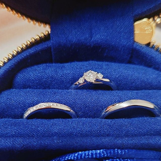 【銀座ダイヤモンドシライシの口コミ】 婚約指輪との重ね付けを考えて選びました。流れるように幅広くダイヤがあ…