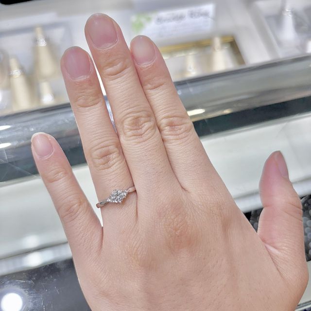 【宝寿堂(ほうじゅどう)の口コミ】 婚約指輪は沢山着用させてもらいましたが、ダイヤが映えるシンプルなデザ…