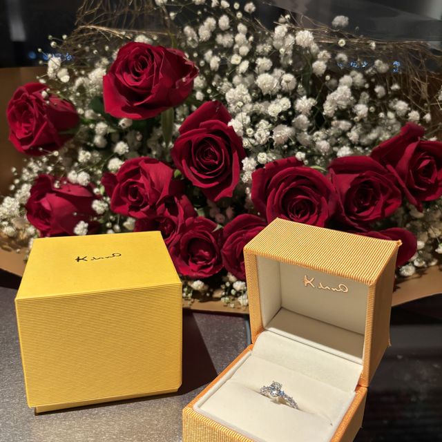 【ケイウノ ブライダル(K.UNO BRIDAL)の口コミ】 オーバルのダイヤモンドを中心に、大小異なるサイズのダイヤモンドを並べ…