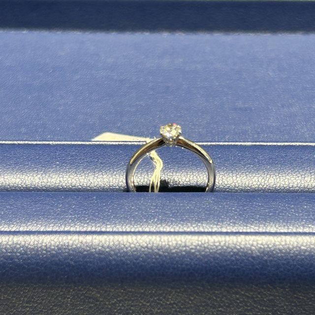【銀座ダイヤモンドシライシの口コミ】 婚約指輪はシンプルなデザインとなります。
6足の台座で横からもダイヤモ…