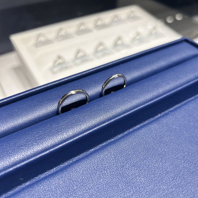 【銀座ダイヤモンドシライシの口コミ】 婚約指輪とセットのデザインとなります、女性側は小さなダイヤモンドがつ…