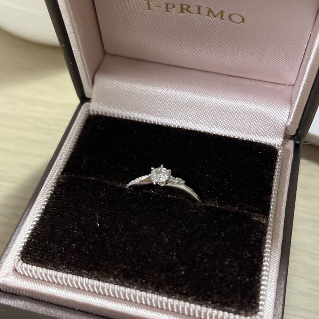 【アイプリモ(I-PRIMO)の口コミ】 ダイヤ近くのリングが細く、華奢でかわいいです。またウェーブなので指が…
