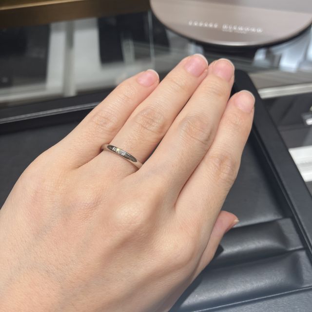 【ラザール ダイヤモンド(LAZARE DIAMOND)の口コミ】 ウェーブでないストレートの指輪に3粒のダイヤが入っています。ダイヤは小…