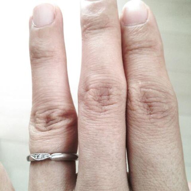 【銀座ダイヤモンドシライシの口コミ】 結婚指輪にもダイヤが入っているのを希望していましたので、程よくダイヤ…