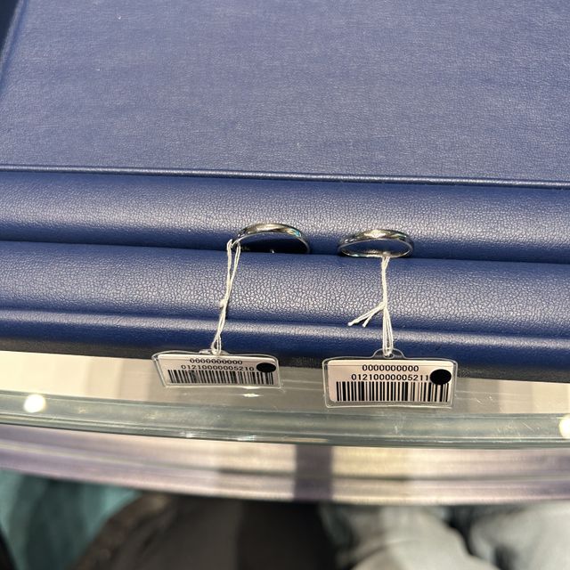 【銀座ダイヤモンドシライシの口コミ】 シンプルでずっとつけていられるのと、仕事上あまりキラキラしたものがつ…