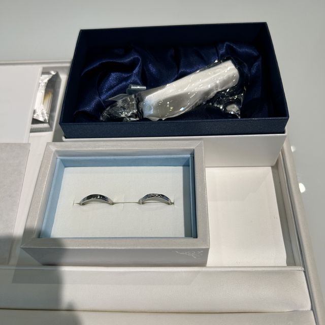 【Disney Cinderella(ディズニー シンデレラ)の口コミ】 新婦側の指輪はブルーダイヤモンドが入っているのが特徴です！ダイヤモン…