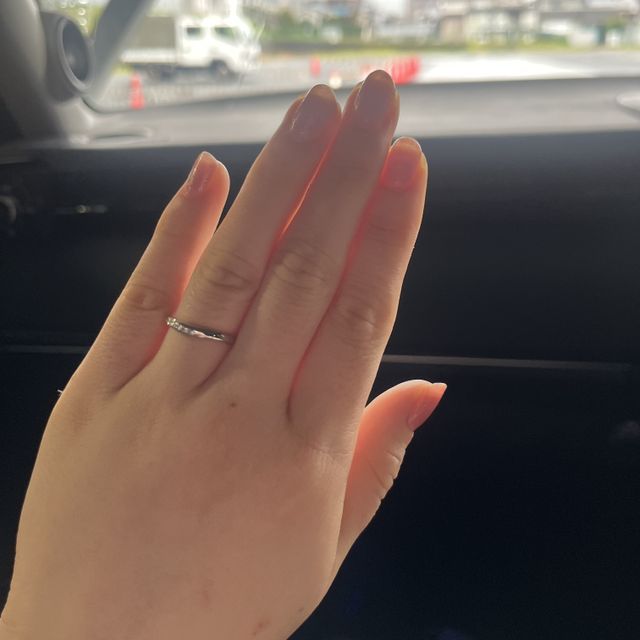 【銀座ダイヤモンドシライシの口コミ】 太すぎず細すぎないリングの幅です。
ストレートでもV字でもU字でもウェー…