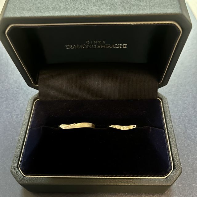 【銀座ダイヤモンドシライシの口コミ】 太すぎず細すぎないリングの幅です。
ストレートでもV字でもU字でもウェー…