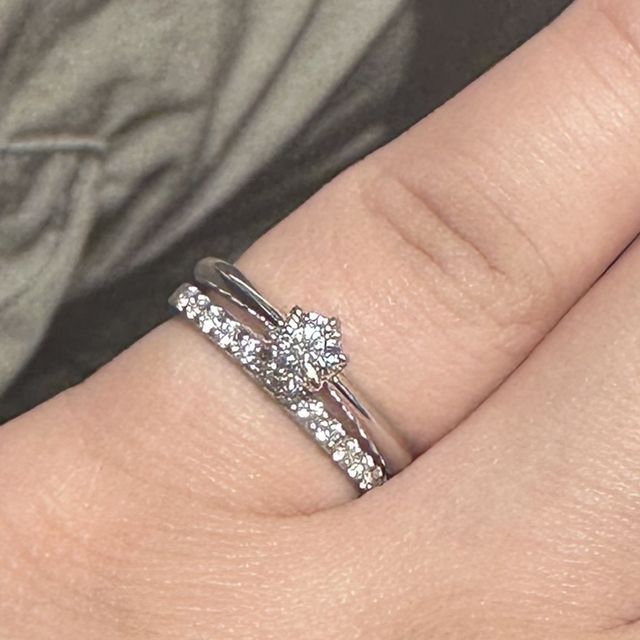 【銀座ダイヤモンドシライシの口コミ】 婚約指輪はシンプルながらダイヤの大きさを少し大きめにして目立つように…