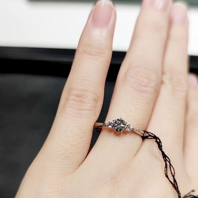 【ラザール ダイヤモンド(LAZARE DIAMOND)の口コミ】 ダイヤが3連のデザインをメインで探していてご紹介いただきました。横から…