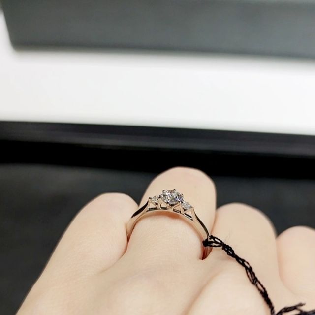 【ラザール ダイヤモンド(LAZARE DIAMOND)の口コミ】 ダイヤが3連のデザインをメインで探していてご紹介いただきました。横から…